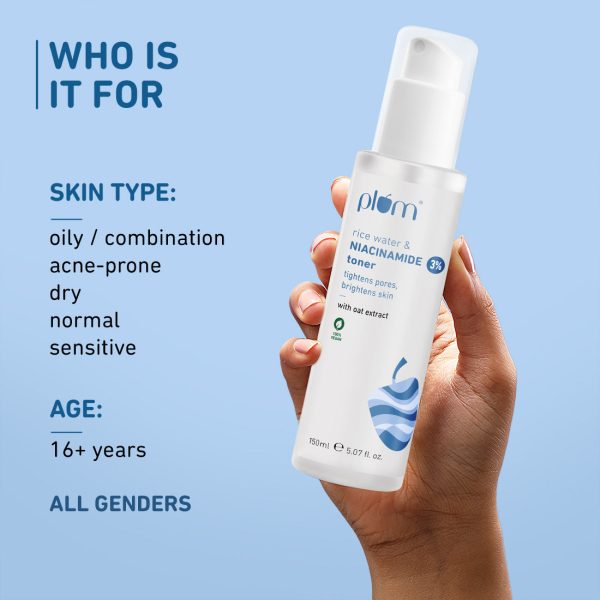 A hand holding the "Plum 3% Niacinamide & Rice Water Toner" bottle against a blue background. The text describes who the product is for, specifying skin types (oily/combination, acne-prone, dry, normal, sensitive), age group (16+ years), and all genders.